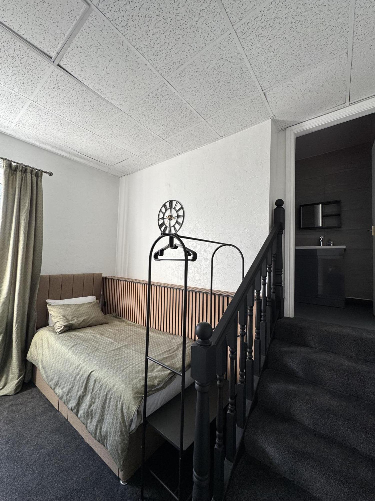 The Wickham Arms Hotel Cleckheaton Room photo