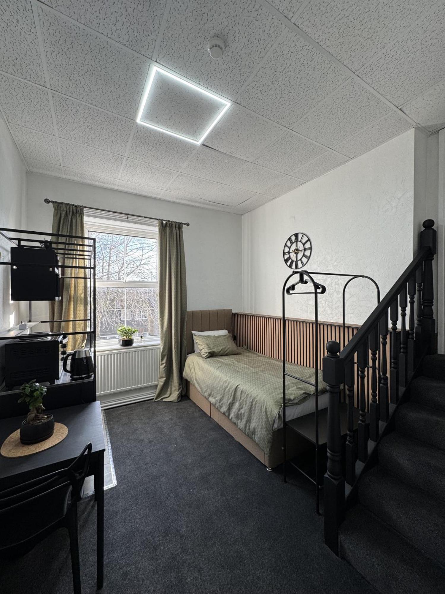 The Wickham Arms Hotel Cleckheaton Room photo