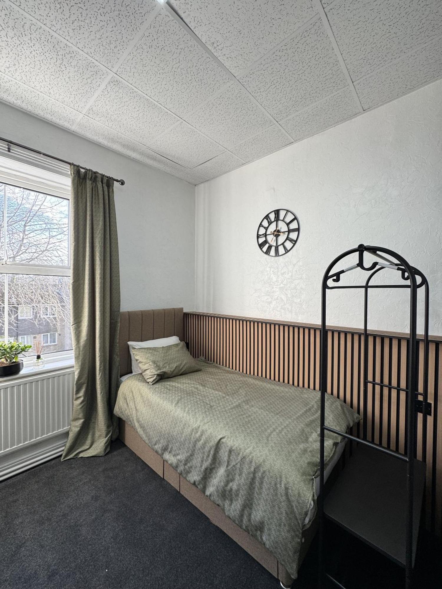 The Wickham Arms Hotel Cleckheaton Room photo