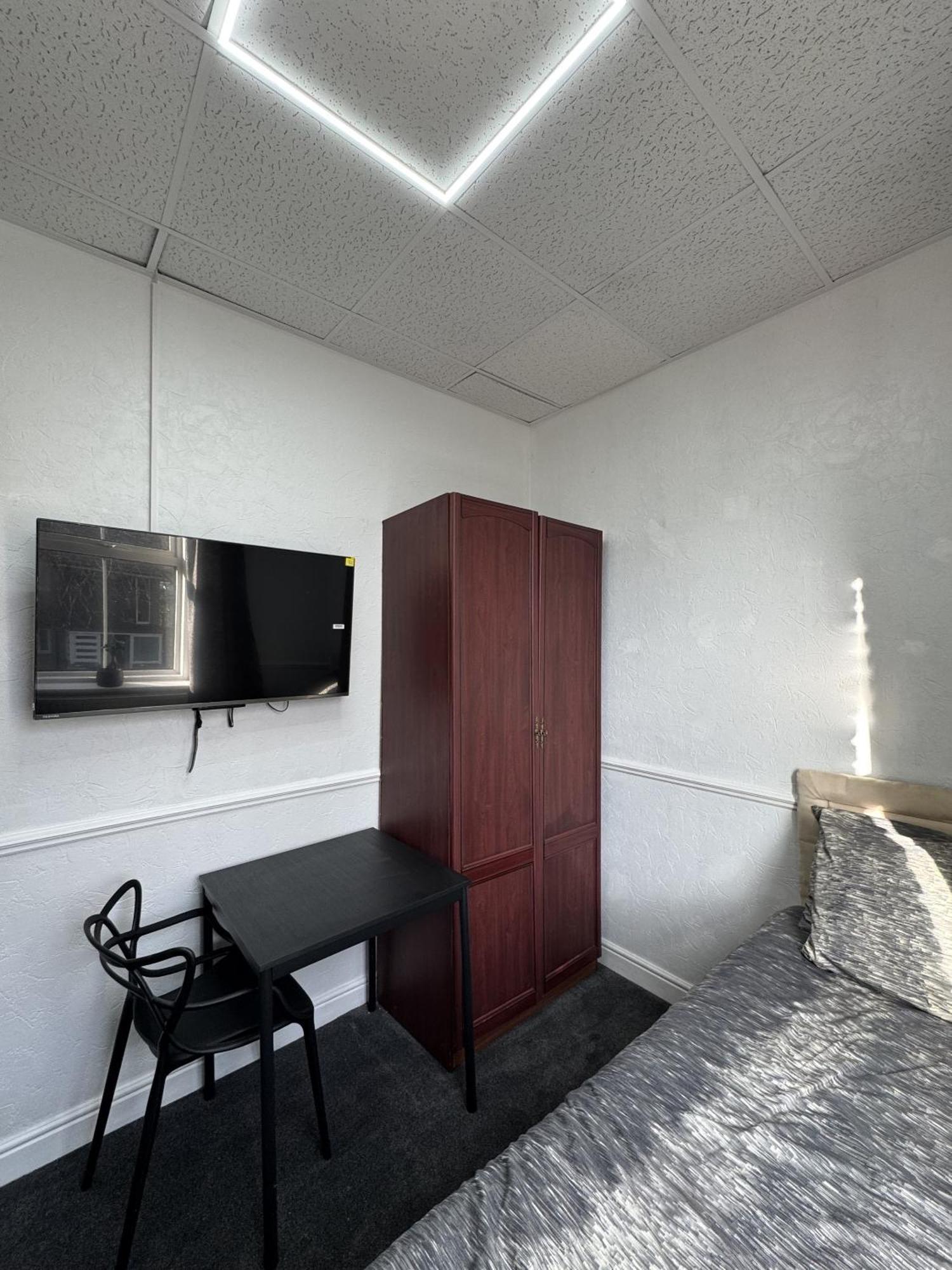 The Wickham Arms Hotel Cleckheaton Room photo