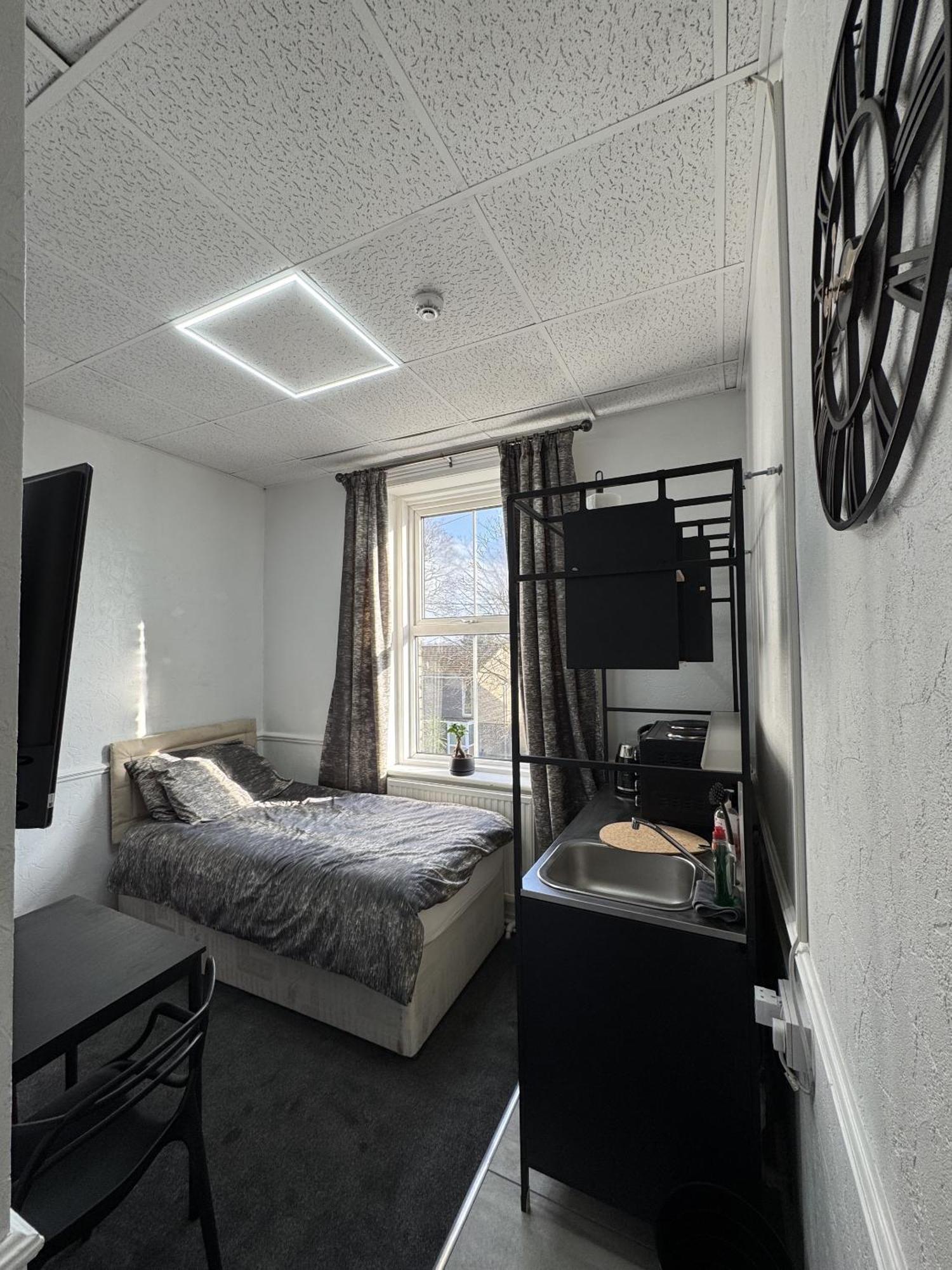 The Wickham Arms Hotel Cleckheaton Room photo