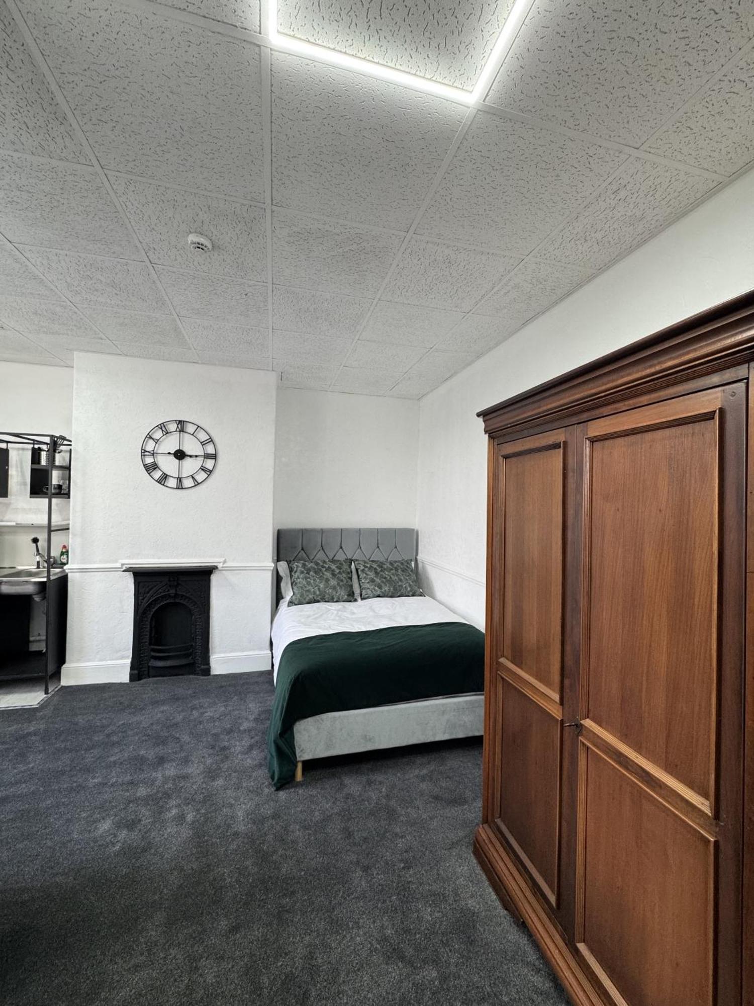 The Wickham Arms Hotel Cleckheaton Room photo