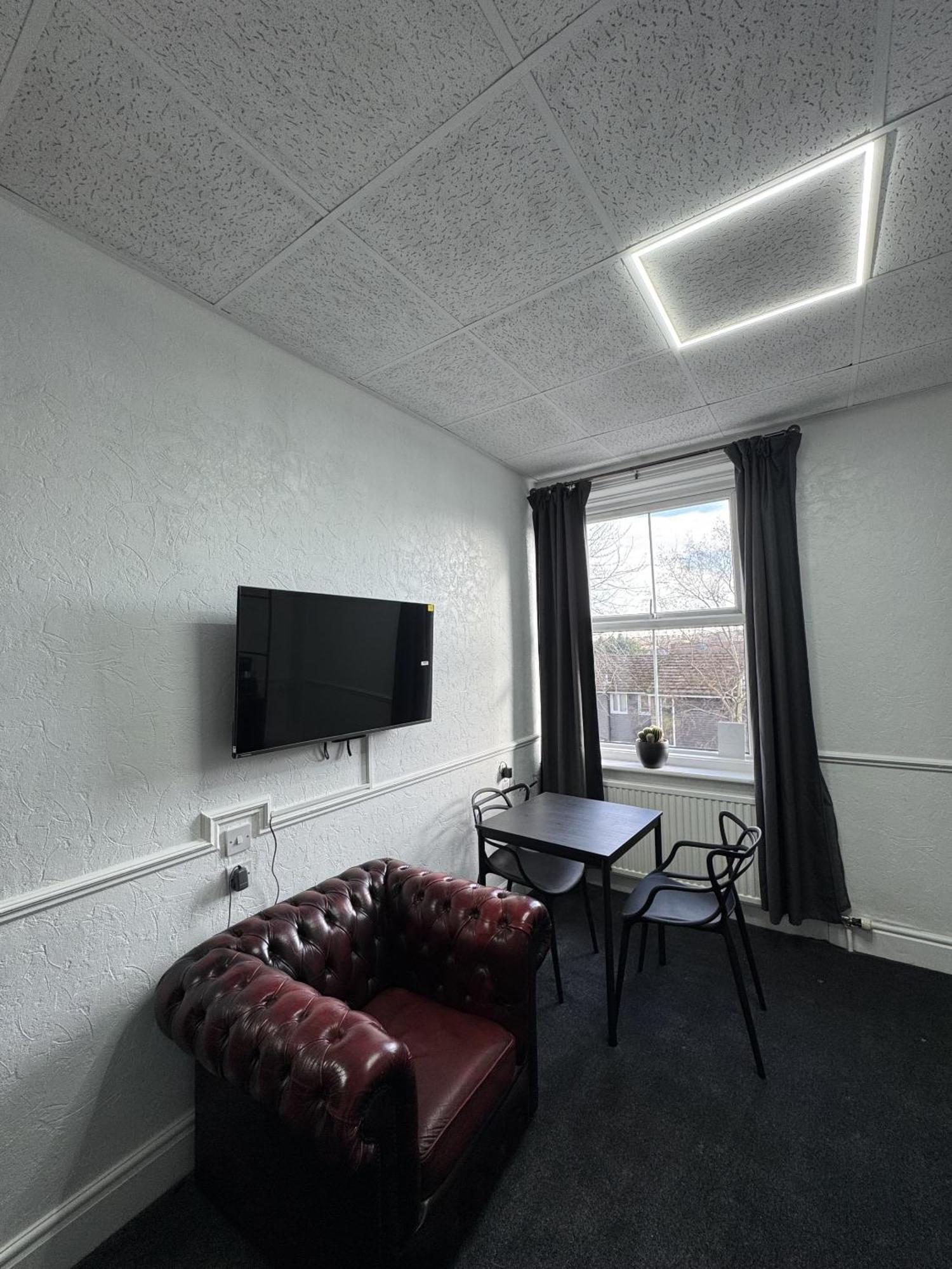 The Wickham Arms Hotel Cleckheaton Room photo