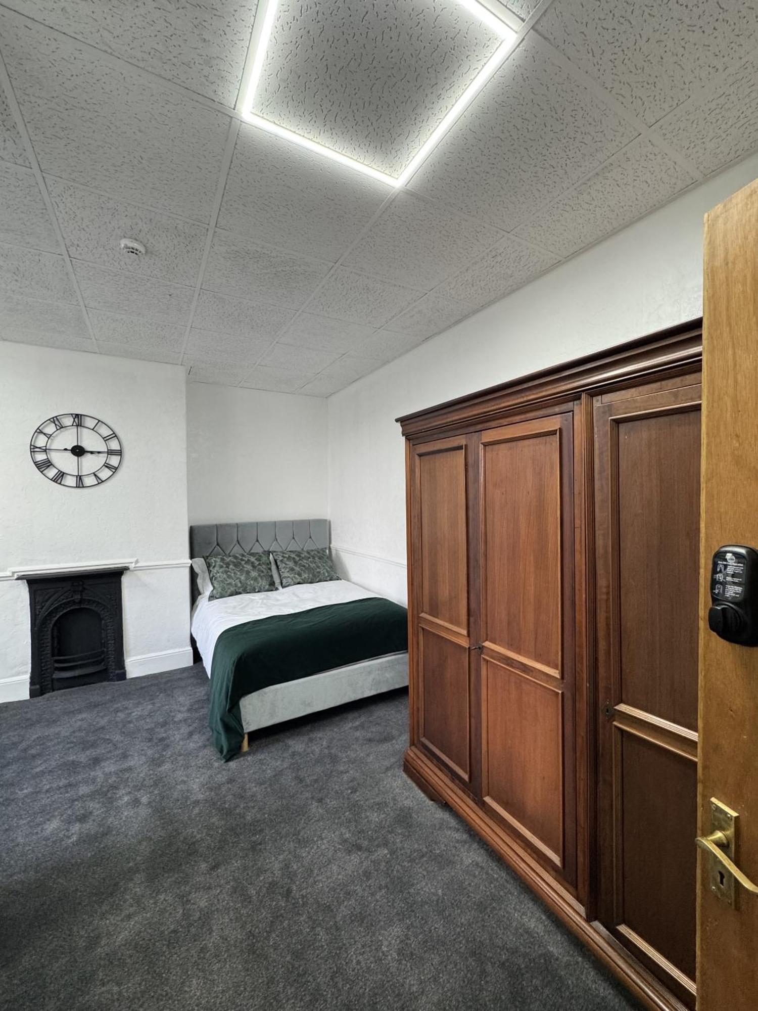 The Wickham Arms Hotel Cleckheaton Room photo