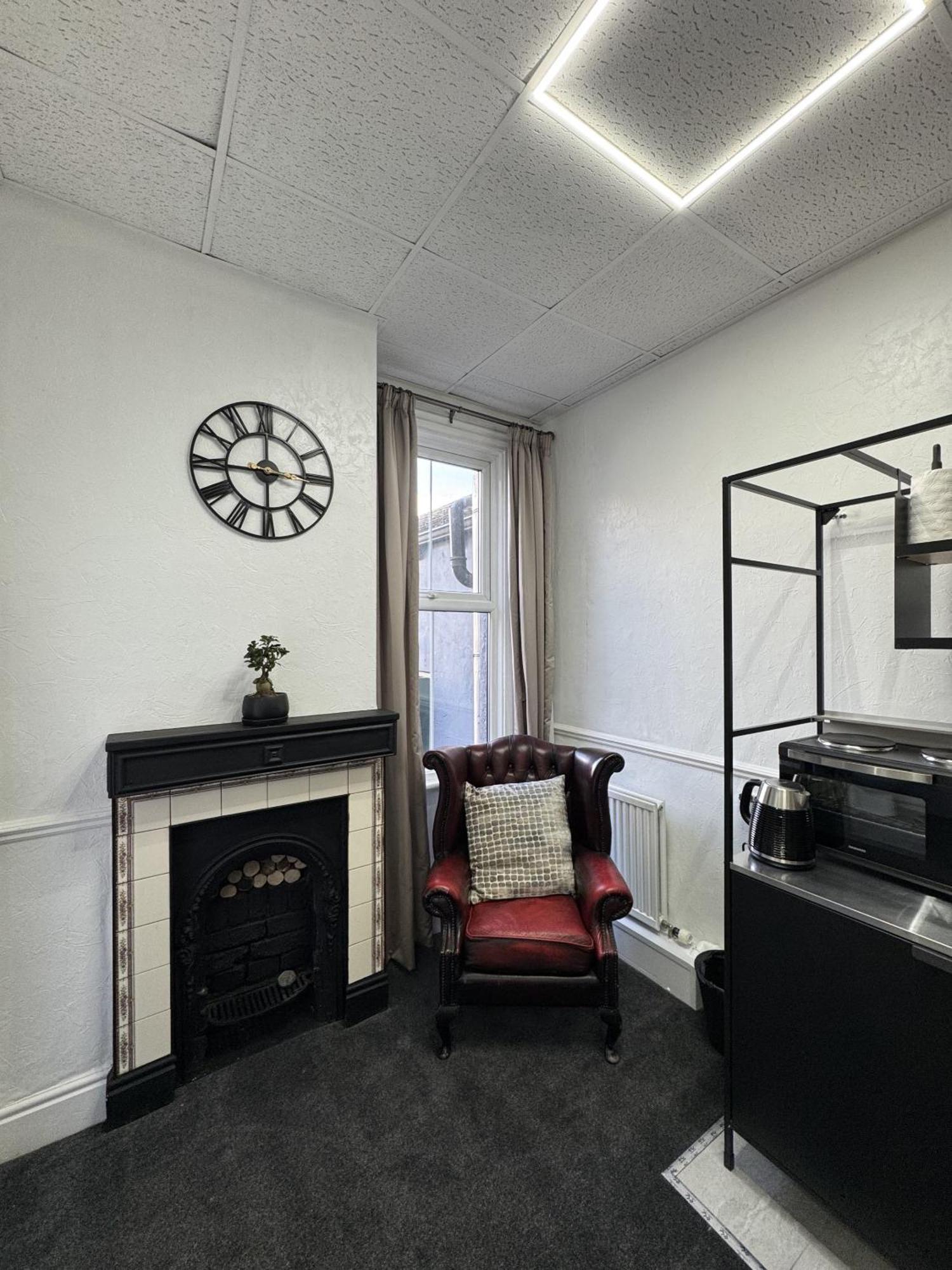 The Wickham Arms Hotel Cleckheaton Room photo