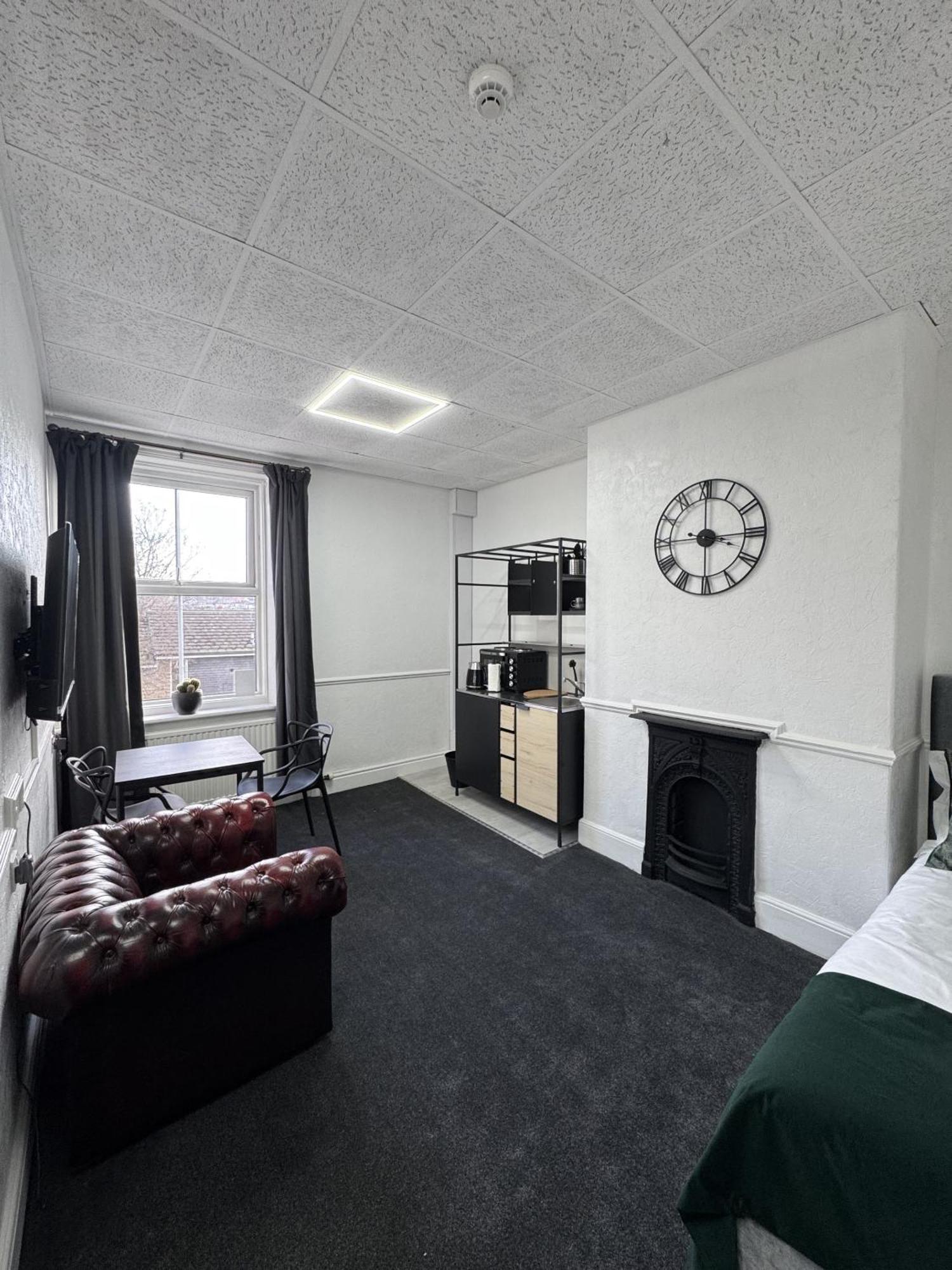 The Wickham Arms Hotel Cleckheaton Room photo