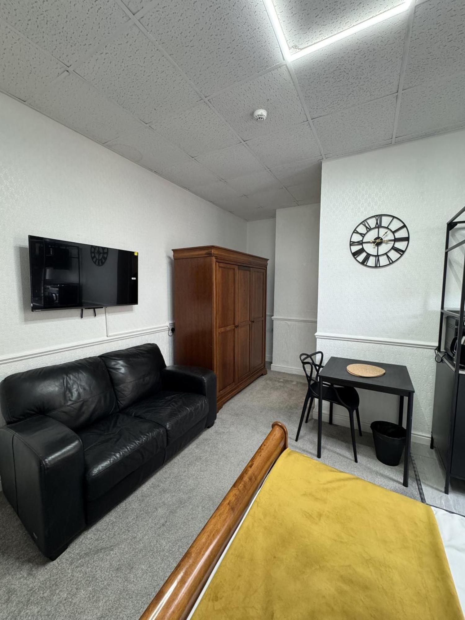 The Wickham Arms Hotel Cleckheaton Room photo
