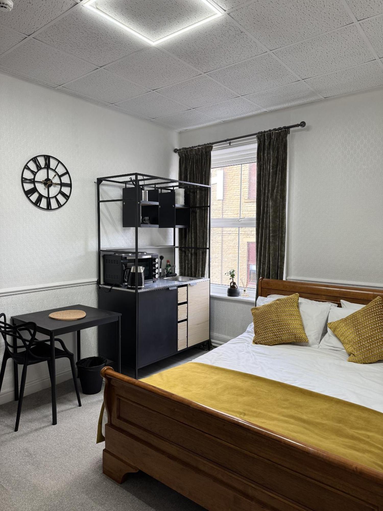 The Wickham Arms Hotel Cleckheaton Room photo