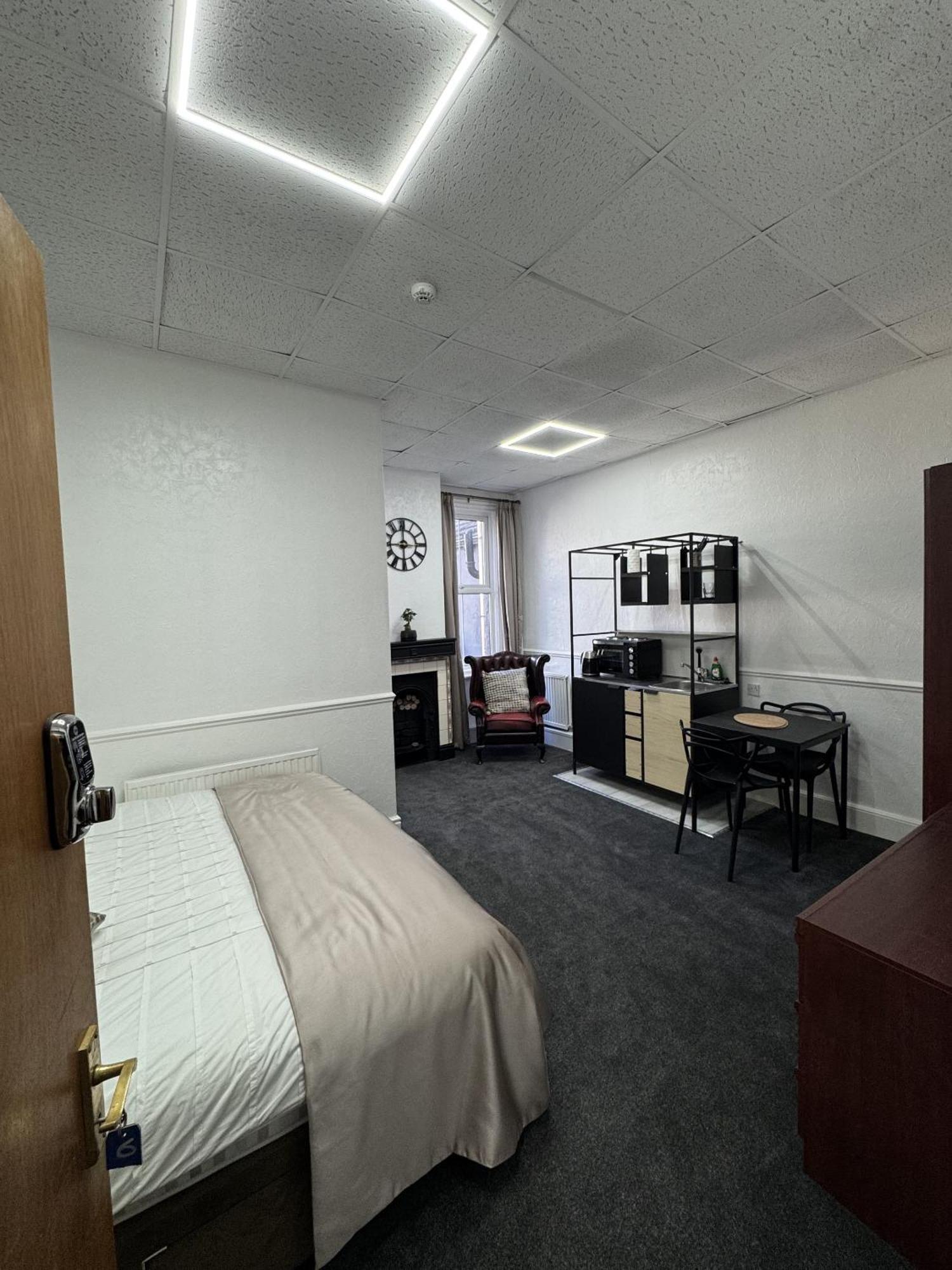 The Wickham Arms Hotel Cleckheaton Room photo
