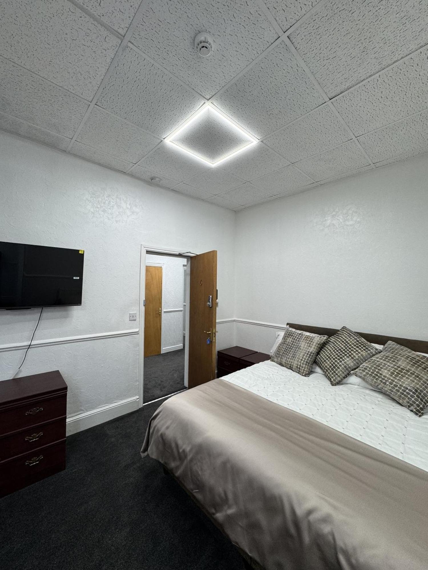 The Wickham Arms Hotel Cleckheaton Room photo