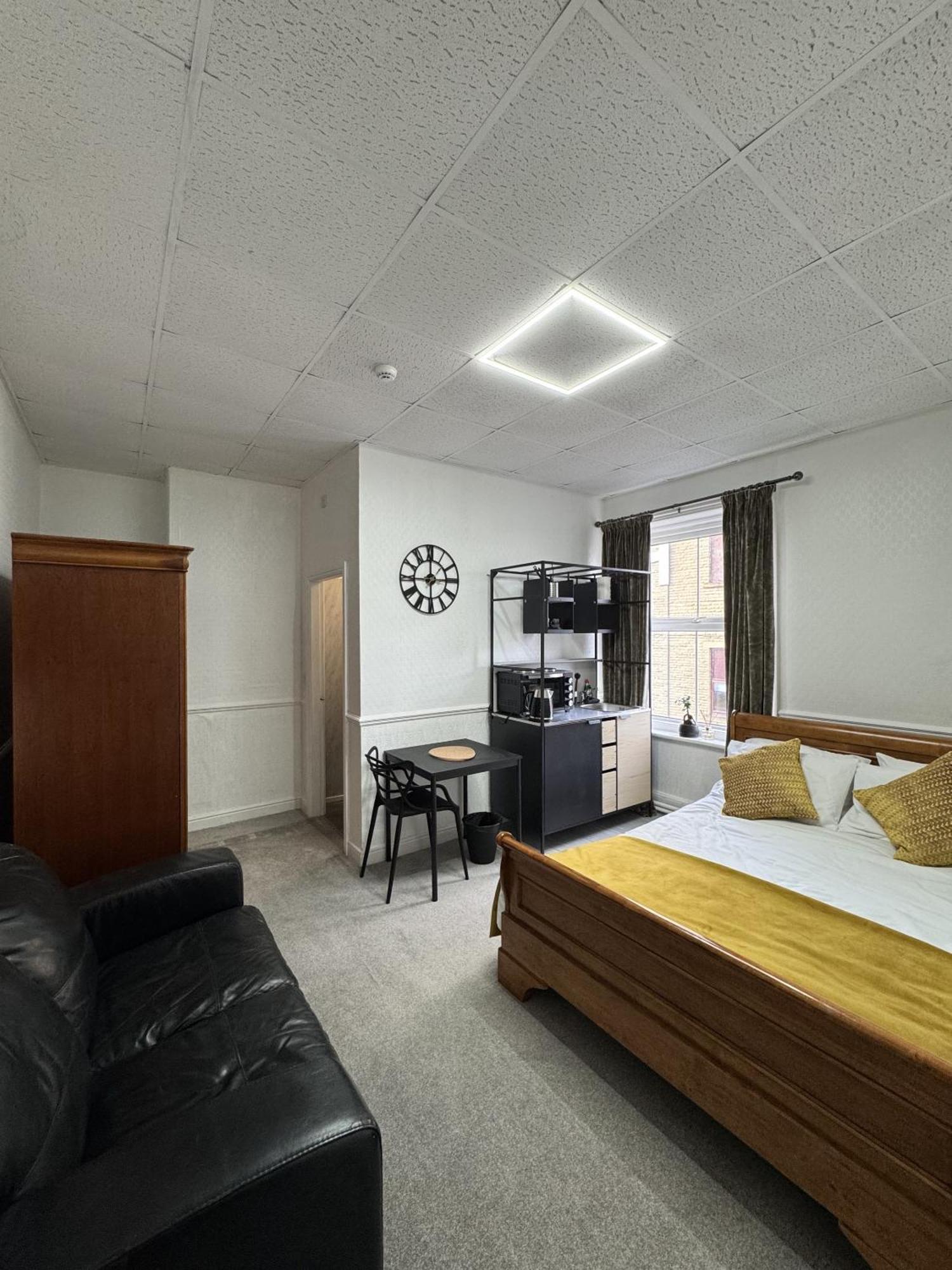 The Wickham Arms Hotel Cleckheaton Room photo