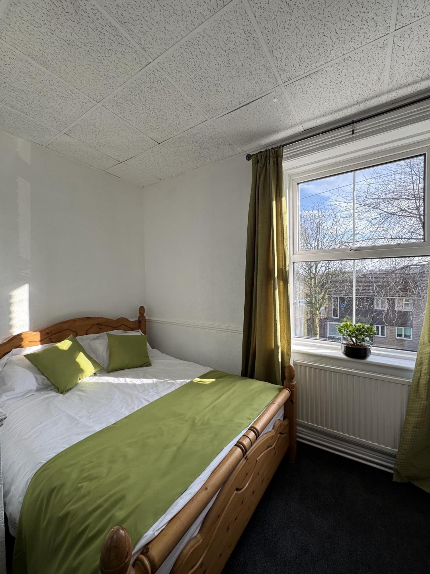 The Wickham Arms Hotel Cleckheaton Room photo