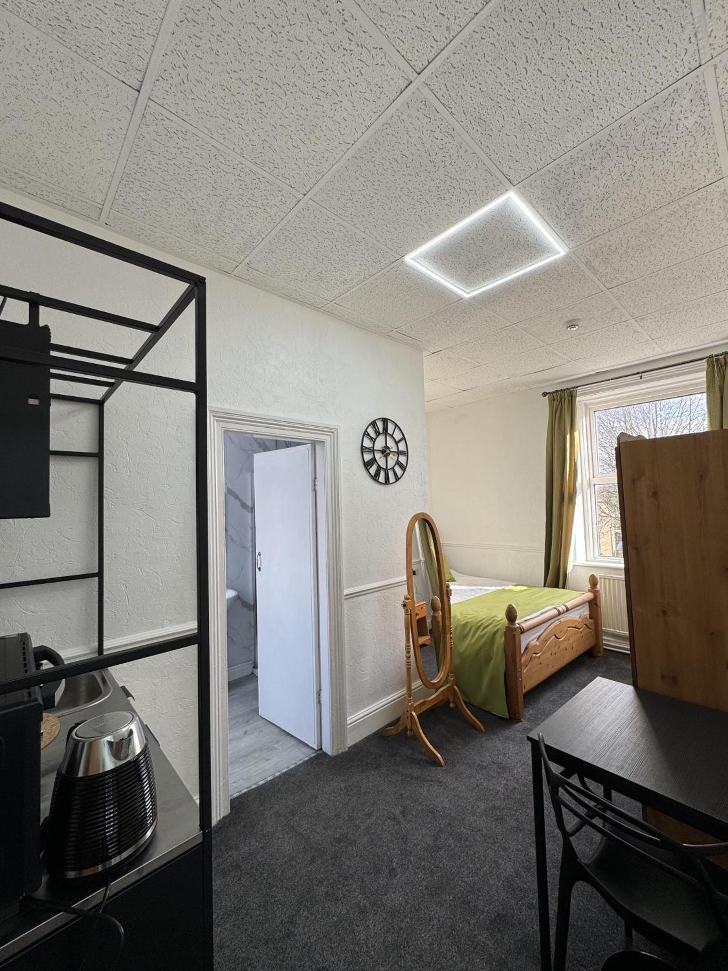 The Wickham Arms Hotel Cleckheaton Room photo
