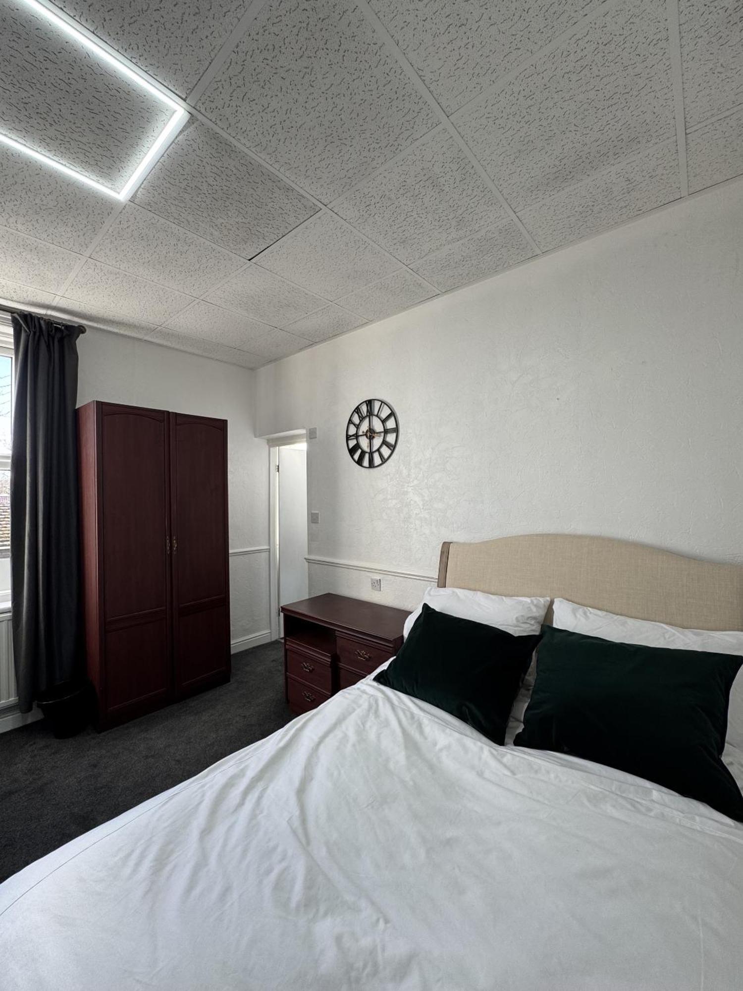The Wickham Arms Hotel Cleckheaton Room photo