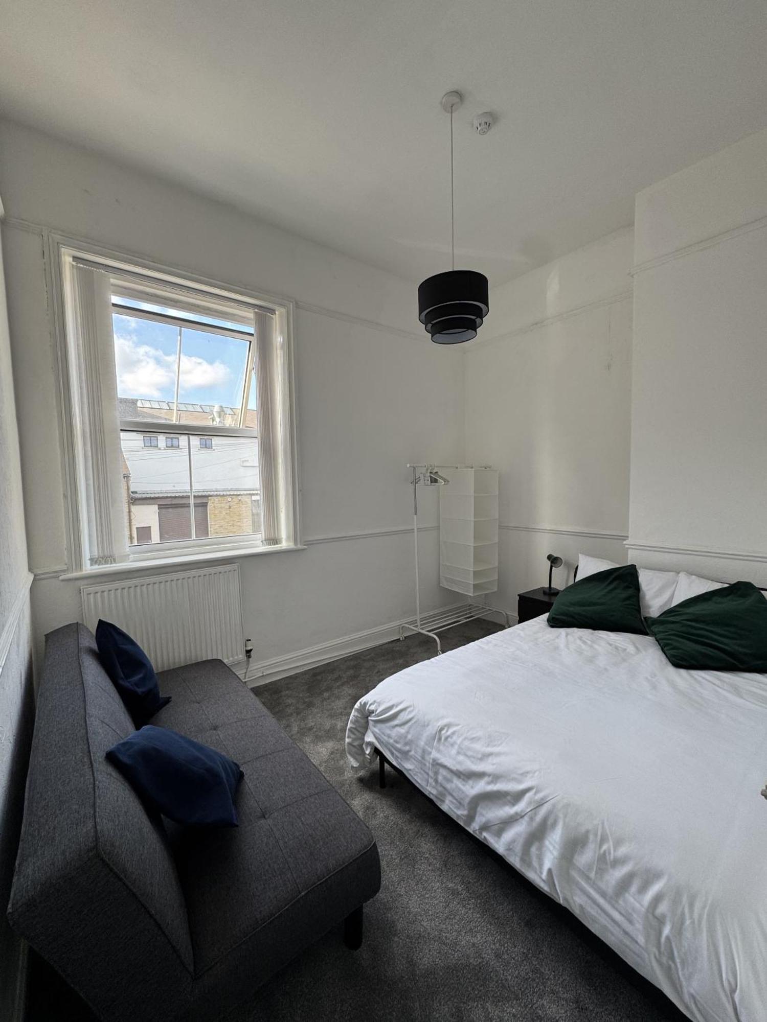 The Wickham Arms Hotel Cleckheaton Room photo