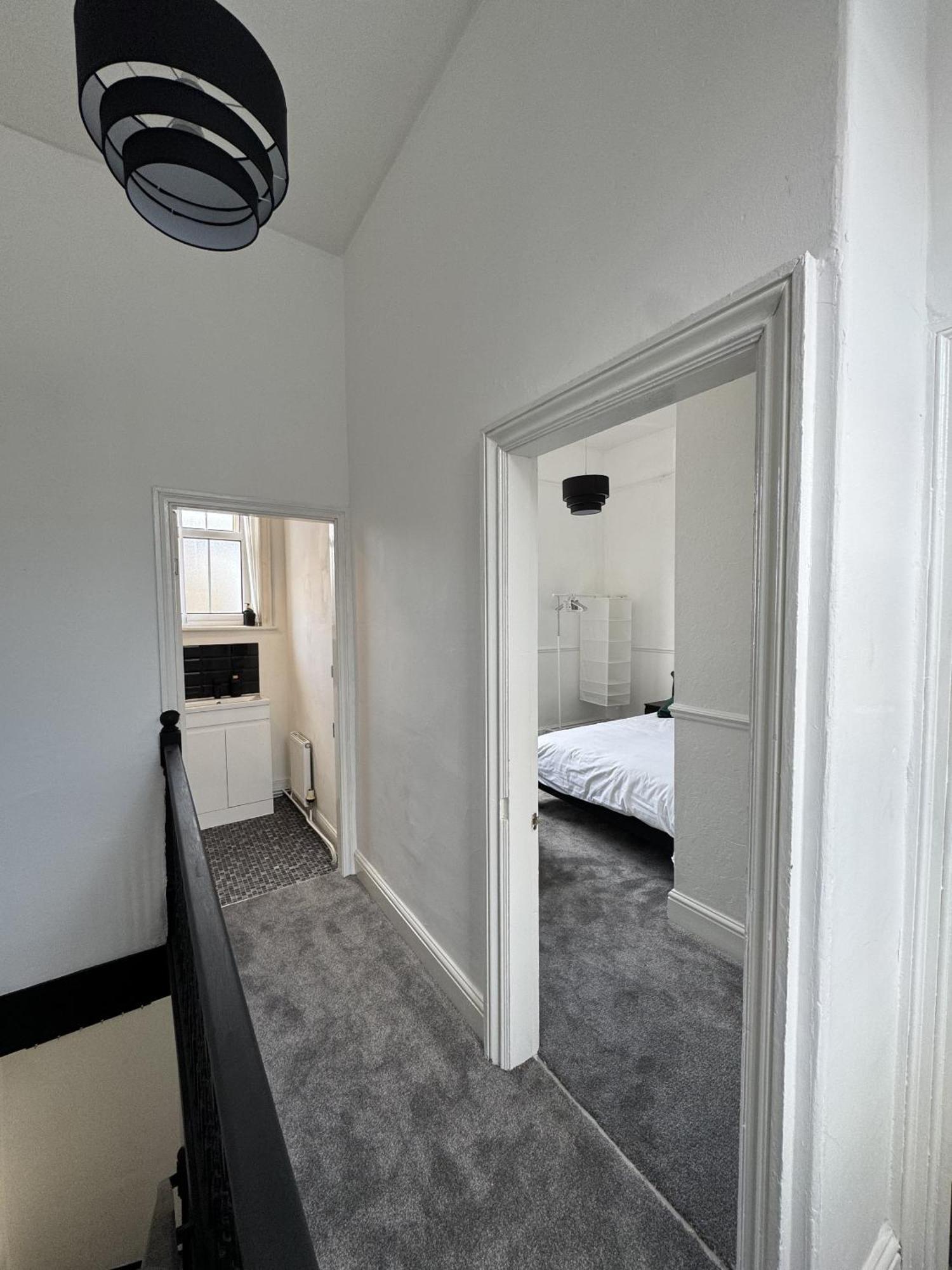 The Wickham Arms Hotel Cleckheaton Room photo