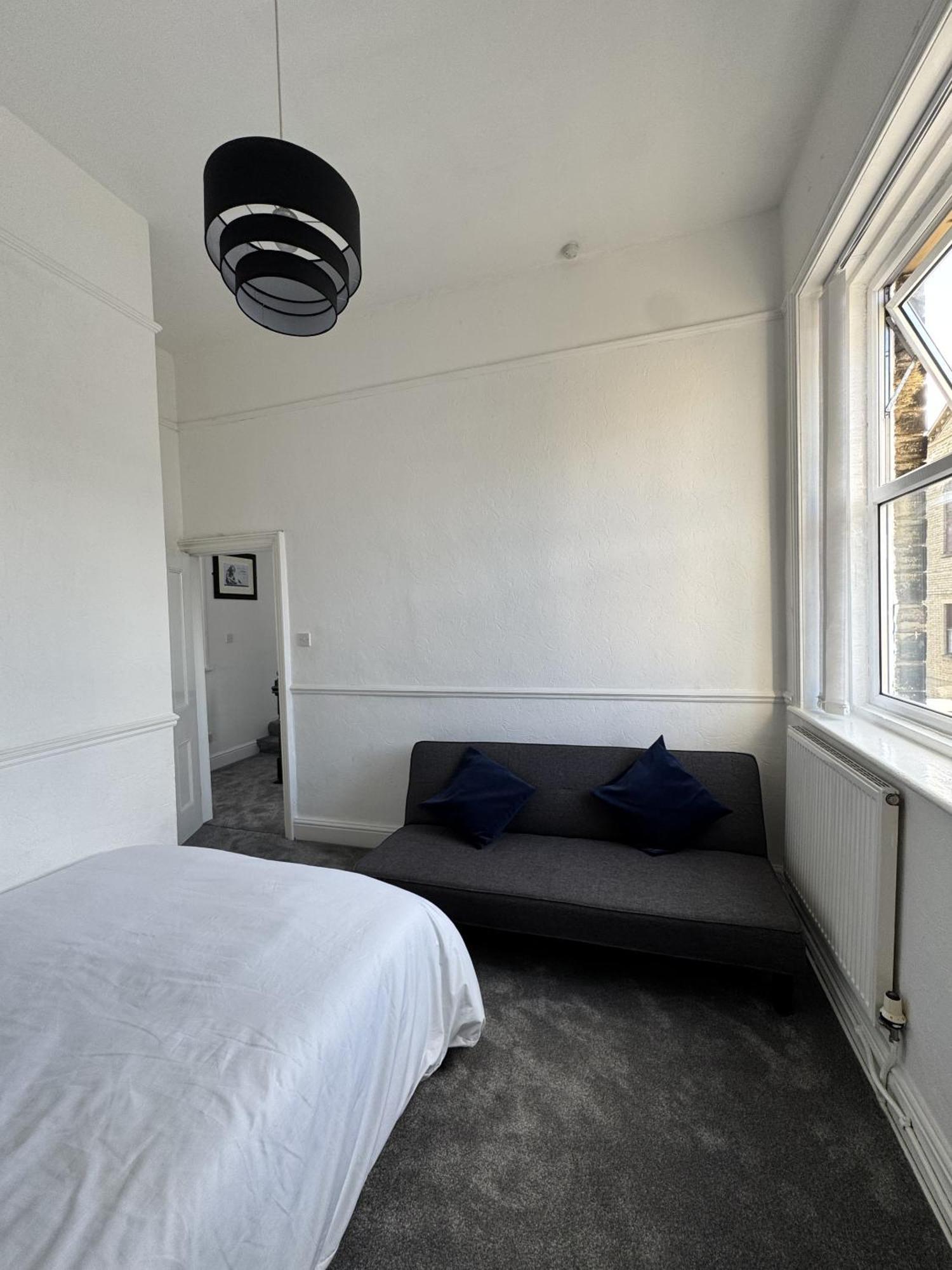 The Wickham Arms Hotel Cleckheaton Room photo