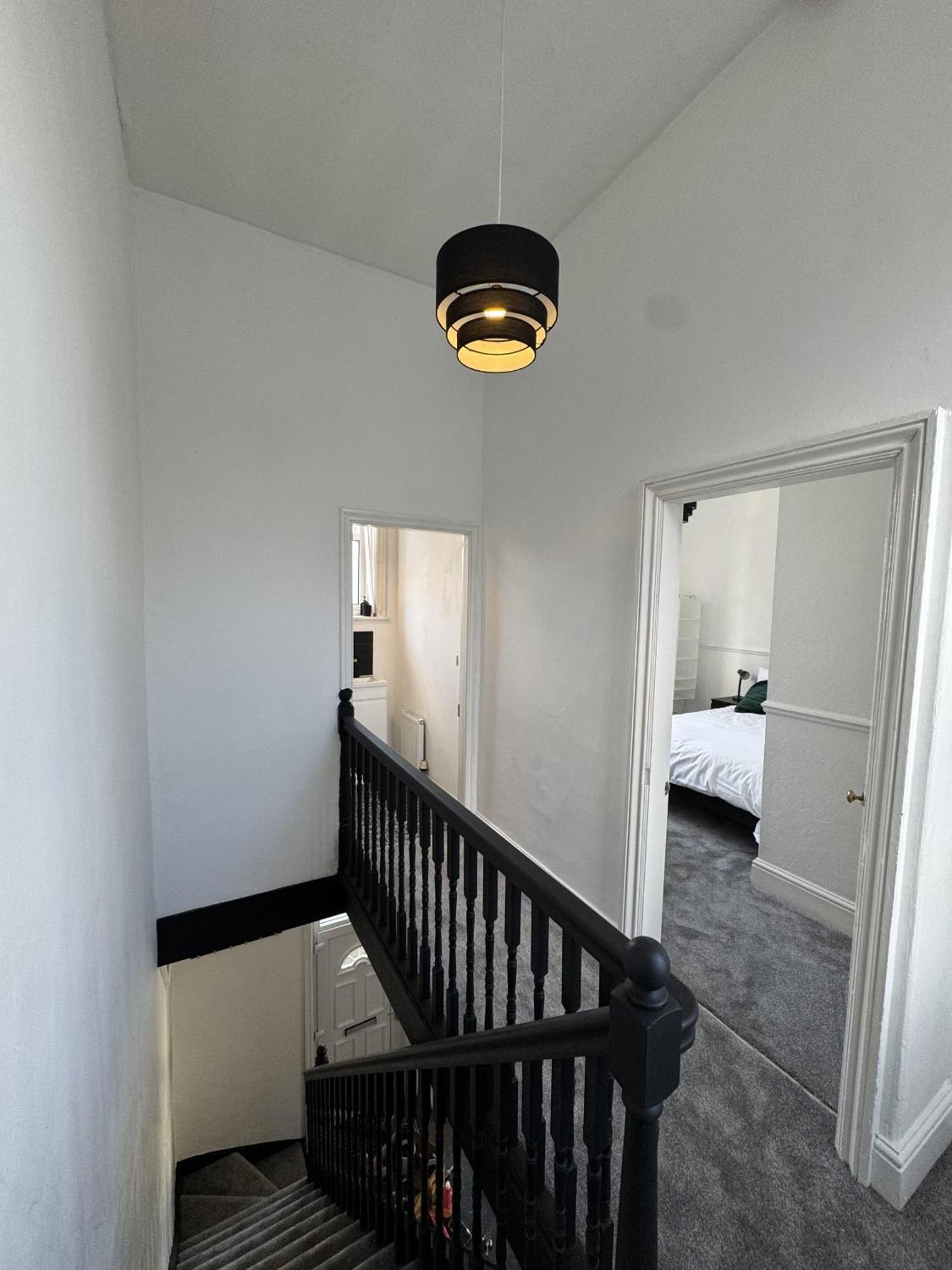 The Wickham Arms Hotel Cleckheaton Room photo