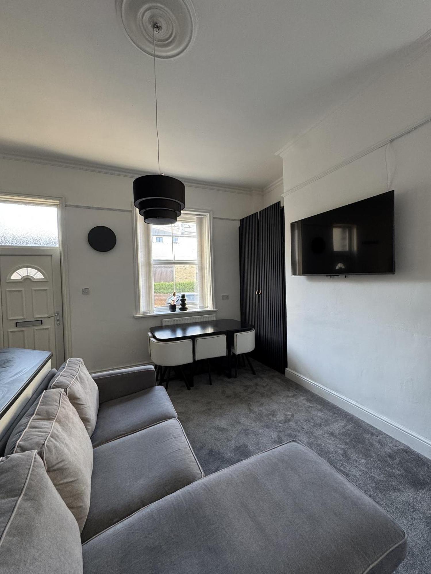 The Wickham Arms Hotel Cleckheaton Room photo