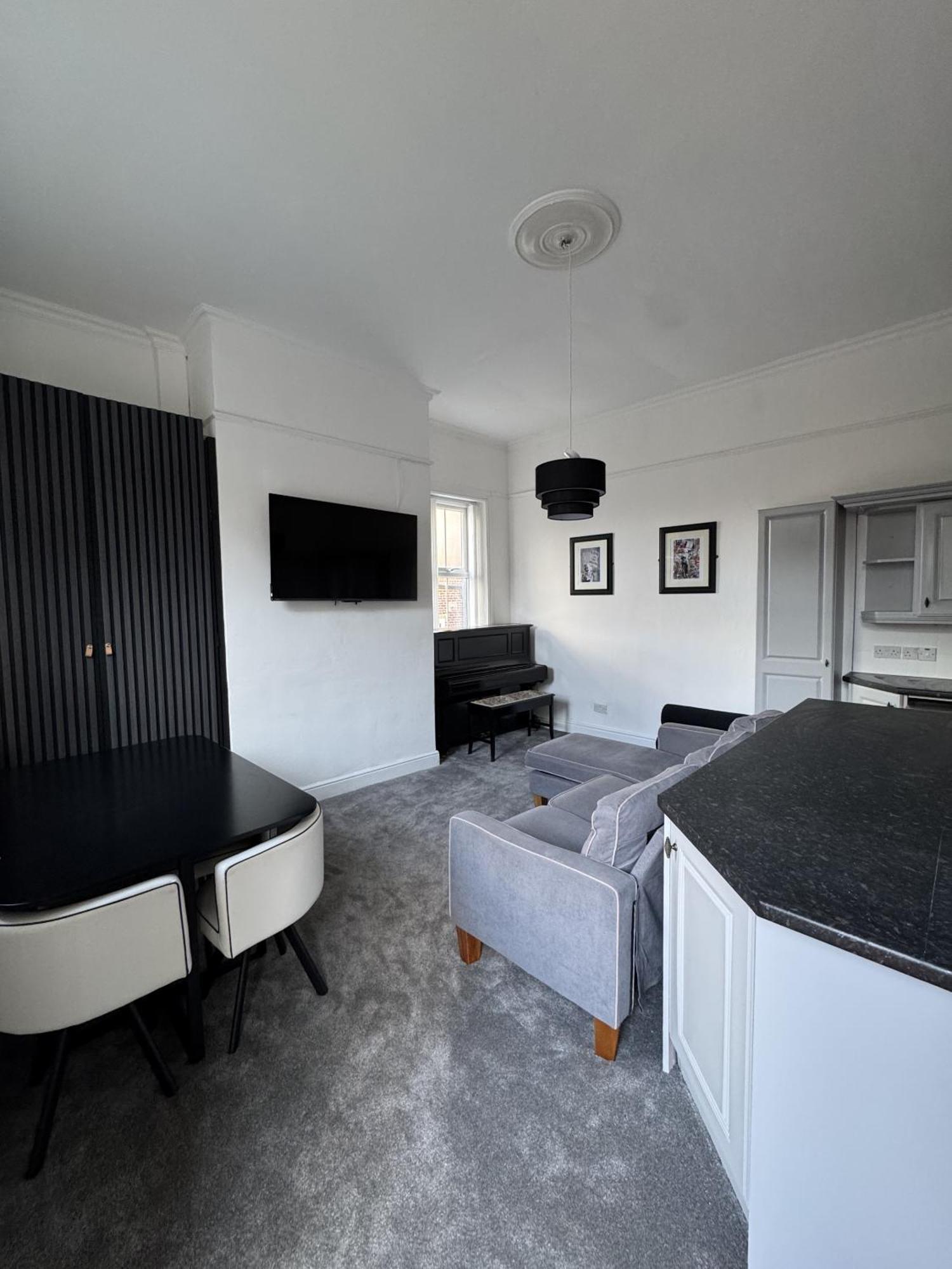 The Wickham Arms Hotel Cleckheaton Room photo