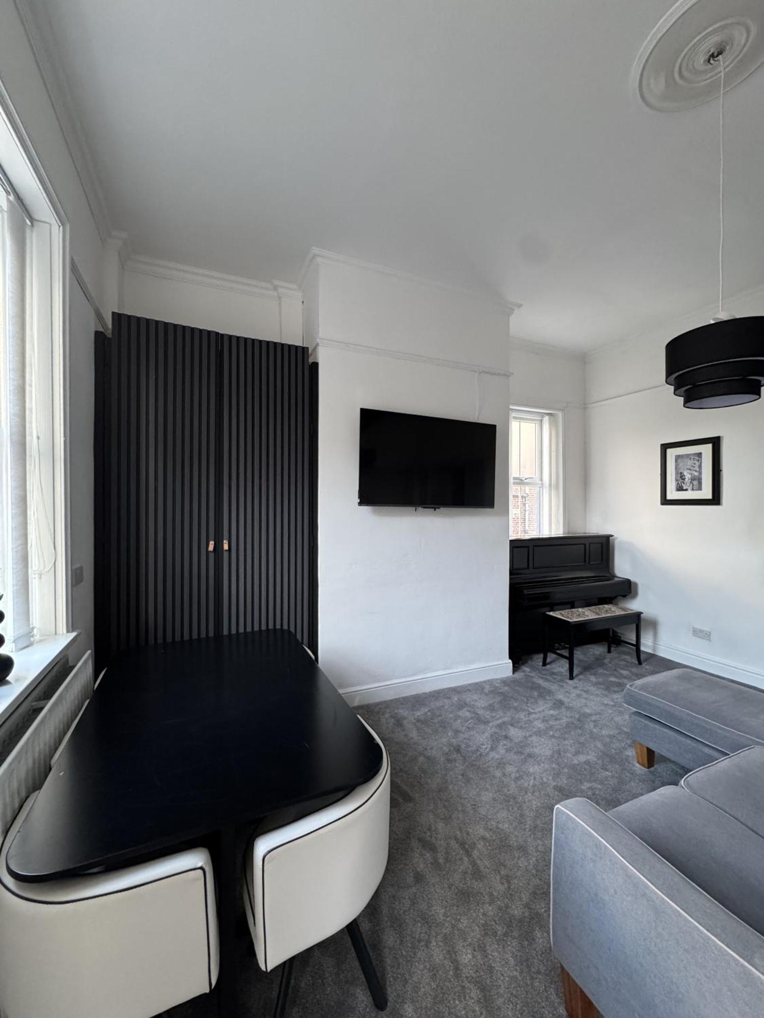 The Wickham Arms Hotel Cleckheaton Room photo